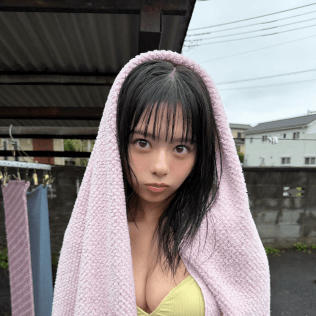 「FLASH」（26年8月4日発売号）に登場した峰島こまきのオフショット　本人のX（@komaki_jams）より