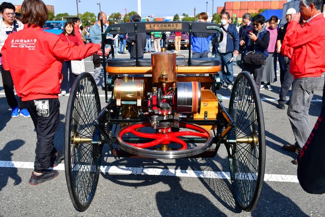 メルセデスベンツの一号車、パテント・モトール・バーゲンの完全レプリカ。エンジンもリムも一から手造り、産業技術短期大学ものづくり研究室の力作です。
