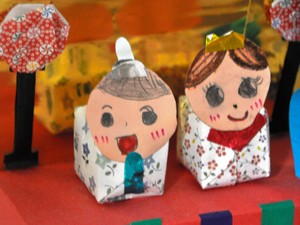 布団の中、不安を音楽でかき消すシングルマザーの夜　女性に重くのしかかるコロナ禍