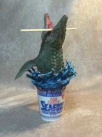 別角度のモササウルスのカップ麺フタ押さえ（提供：造形作家いち。さん）