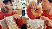 2個目のドーナツを取り出す兄のそうたくん（右）、弟のはるたくん（左）（画像提供：nozomi.mさん）