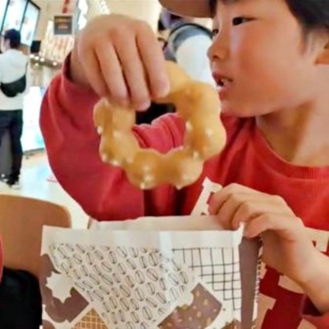 2個目のドーナツを取り出す兄のそうたくん（右）、弟のはるたくん（左）（画像提供：nozomi.mさん）