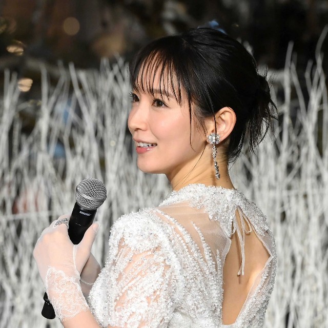 背中の見えるドレスで登場した吉岡里帆さん（2025年）