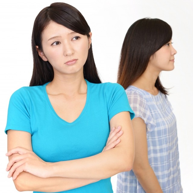 友人だと思っていたのに言動に違和感が…　※画像はイメージです（Beruta/photoAC）