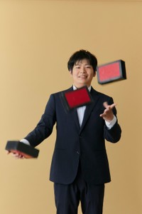 この男性社員は得意のジャグリング風景を撮影。「学生時代からジャグリングをしており、今でもプライベートで公演を観に行くこともあります。今回の撮影写真はビジネス用というよりも、プライベートのSNSのアイコンでの使用などを考えています」（株式会社モリサワ提供）