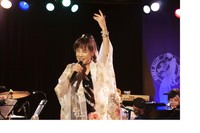 〝裏ピンク・レディー〟のライブでＢ面曲を新たな切り口で熱唱する未唯ｍｉｅ