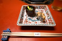 「すき焼き」「オイル焼き」「水だき」「みぞれ鍋」のコースは、最初に八寸が出されます