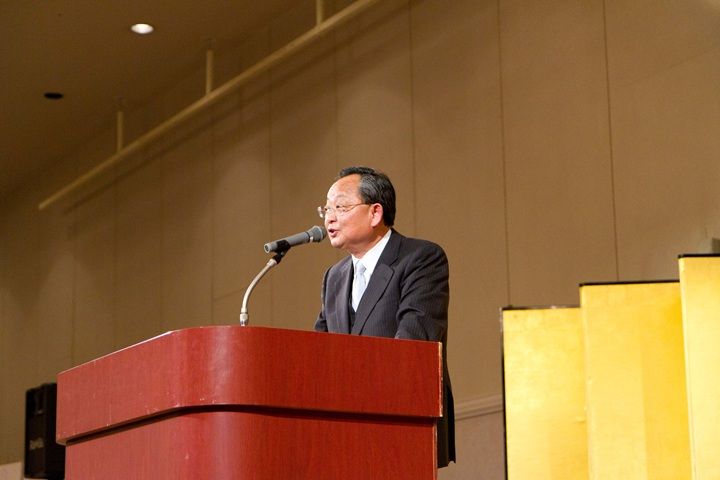 創業120周年記念式典で吉田さんへの社長交代を発表した暁さん（2013年撮影、梅乃宿酒造提供）
