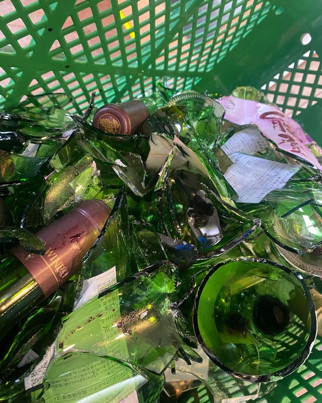 スタッフたちは避難所から毎日通い、片付け作業と今年収穫のブドウの手入れに勤しんでいます。