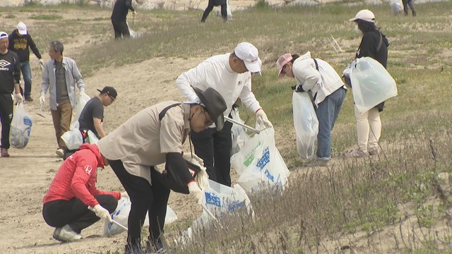 清掃活動が行われた一の宮海水浴場　香川県観音寺市豊浜町