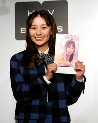 自身の「2024カレンダー」を手にする浅川梨奈＝都内