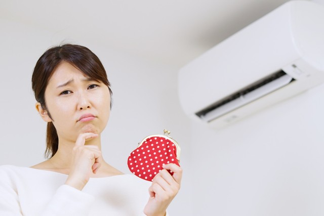 約7割が電気代を気にして「冷房を我慢」　※画像はイメージです（polkadot/stock.adobe.com）