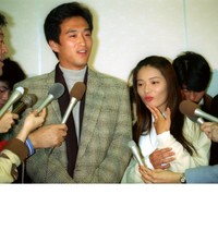 新婚旅行から帰国し報道陣を前に笑顔を見せる大鶴義丹（左）とマルシア＝1995年