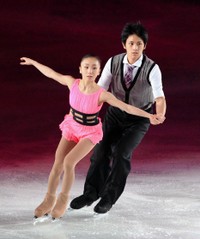 観客を魅了する木原龍一、高橋成美＝2015年