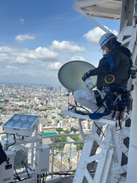 きれいに光るよう、掃除も大切 画像提供：東京タワー