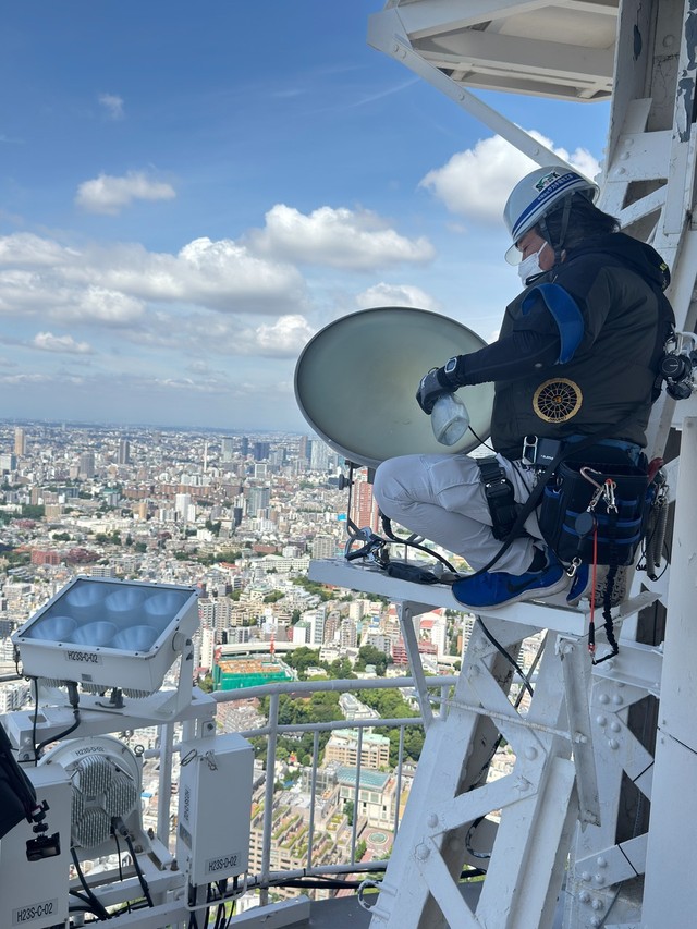 きれいに光るよう、掃除も大切 画像提供：東京タワー
