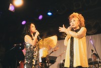 イベント主催者の「踊るミエ」（左）にエールを送る歌手・平山みき＝東京・鶯谷の「新世紀」（撮影・秋武裕介）