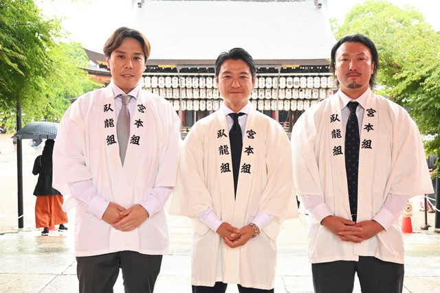 左：臥龍組の副組頭「二軒茶屋　中村楼」専務取締役・辻喜彦さん　中：組頭「かづら清老舗」代表取締役・霜降太介さん　右：副組頭「するがや祇園下里」取締役・井上路久さん（2025年6月撮影）