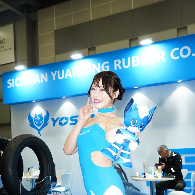 「東京モーターサイクルショー2026」の企業ブースを彩ったコンパニオン