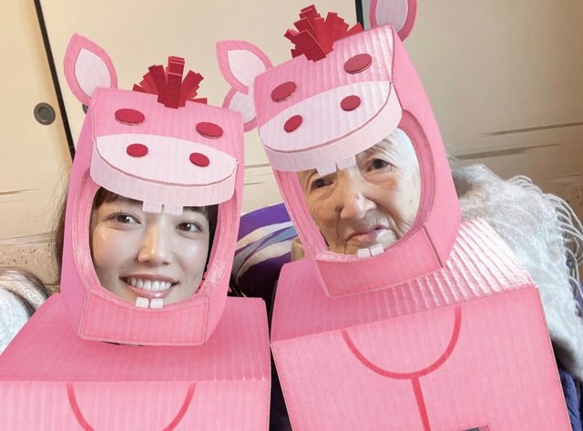 帰省すると写真を撮って遊ぶという祖母とやまんさん。今年のお正月の写真／やまんさん（@yamn_sky）提供