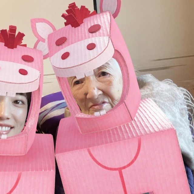 帰省すると写真を撮って遊ぶという祖母とやまんさん。今年のお正月の写真／やまんさん（@yamn_sky）提供