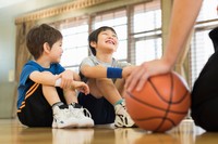 「体育座り」…みなさんはどう思いますか？　※画像はイメージです（One/stock.adobe.com）