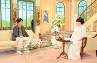 黒柳徹子さん（右）とトークを展開する草刈正雄さん