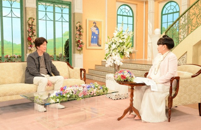 黒柳徹子さん（右）とトークを展開する草刈正雄さん