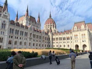 順調な民主化、その先にポピュリズムが来た　ハンガリー、経済の分断が生んだ危機