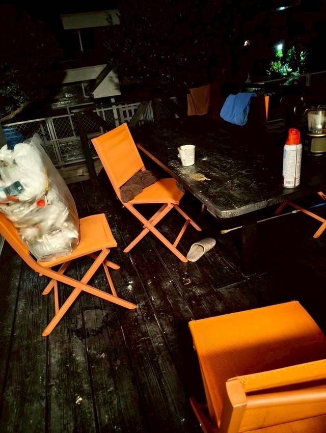 ゴミはそのまま、いろんなものが散乱しているデッキ（直人【コンシェルジェ民泊】X　@mosva_0　より）