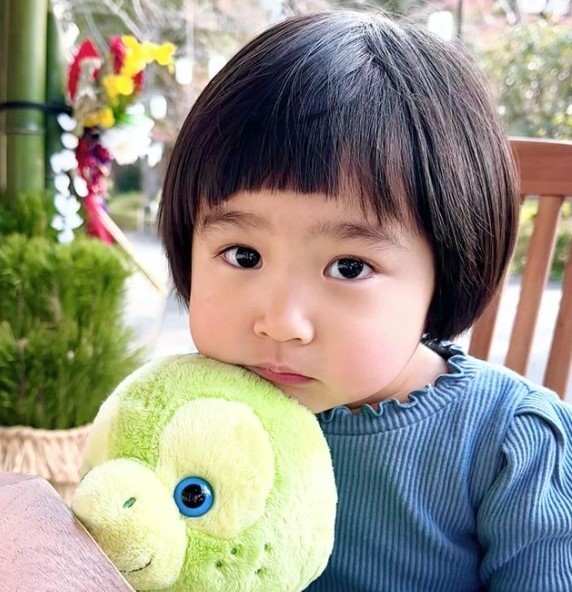 可愛らしい表情で見つめるみあちゃん（提供：＠miamama202020さん）