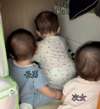 狭い空間でわちゃわちゃする三つ子ちゃん（提供：@ry_0926_momさん）
