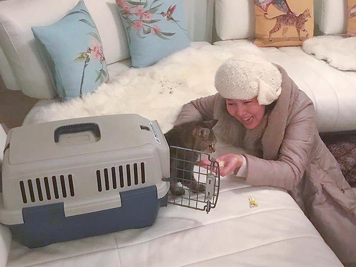 愛猫「たいちゃん」と再会する飼い主の山崎さん。発見の決め手はやはり情報提供（第１章）