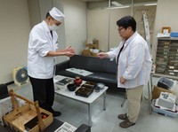 引っ越し準備まっただ中の旧編集局に出前を届ける上田さん（８月２０日）