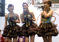 美勇伝の（左から）三好絵梨香、石川梨華、岡田唯＝2005年2月撮影