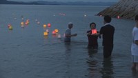 小豆島の長浜海岸で行われた「精霊流し」