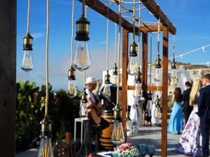 マスク、手袋、パーテーション。コロナ禍に結婚式をするのはわがまま？