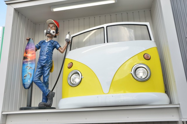 「今川鈑金塗装」の軒先に現れた、目を引く立体看板