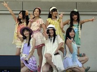 （前列左から）松井玲奈、松井珠理奈、矢神久美＝2010年