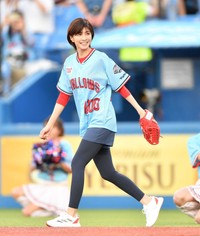 始球式に登場した内田有紀＝2024年5月撮影、神宮球場