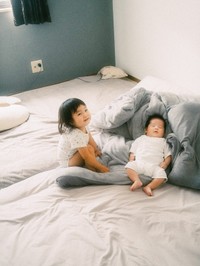 勘ちゃんの隣で優しく微笑むえっちゃん（提供：@etsuko_kantaroさん）