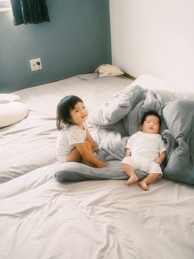 勘ちゃんの隣で優しく微笑むえっちゃん（提供：@etsuko_kantaroさん）