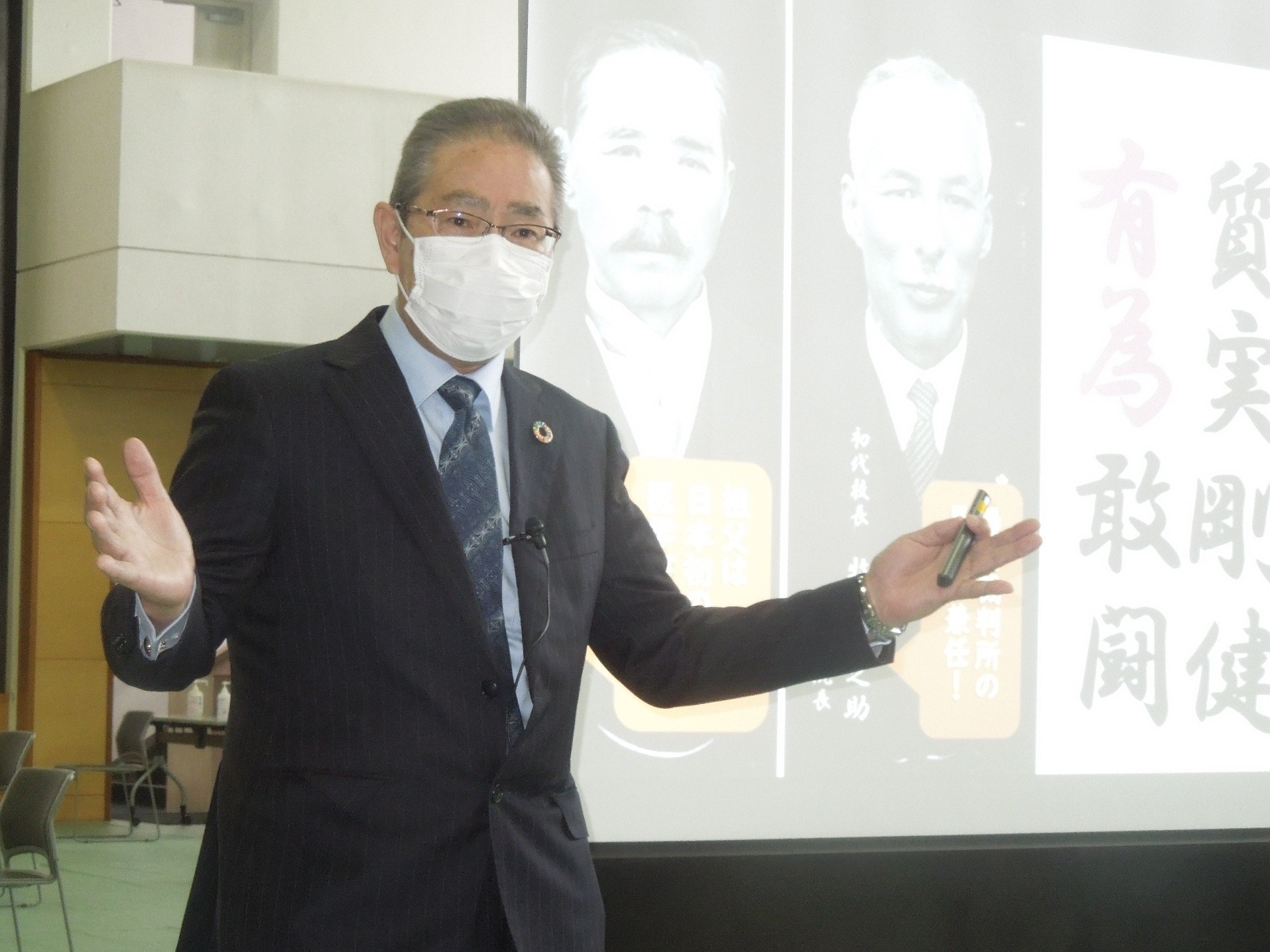 説明会の井上実・足立学園校長
