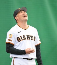 笑顔を見せる巨人の田中将大