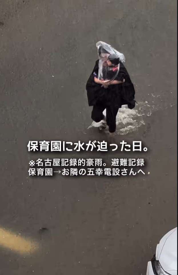 記録的豪雨のなか、園児を抱えて隣接の五幸電設へ避難する保育士（「たかなしの森保育園」さん提供、Instagramよりキャプチャ撮影）