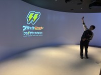 入口入ると巨大なスクリーンが登場。自分がブラックサンダーになった気分を味わえる