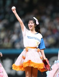 ファーストピッチセレモニーに登場したSWEET STEADY・庄司なぎさ=エスコンフィールド北海道