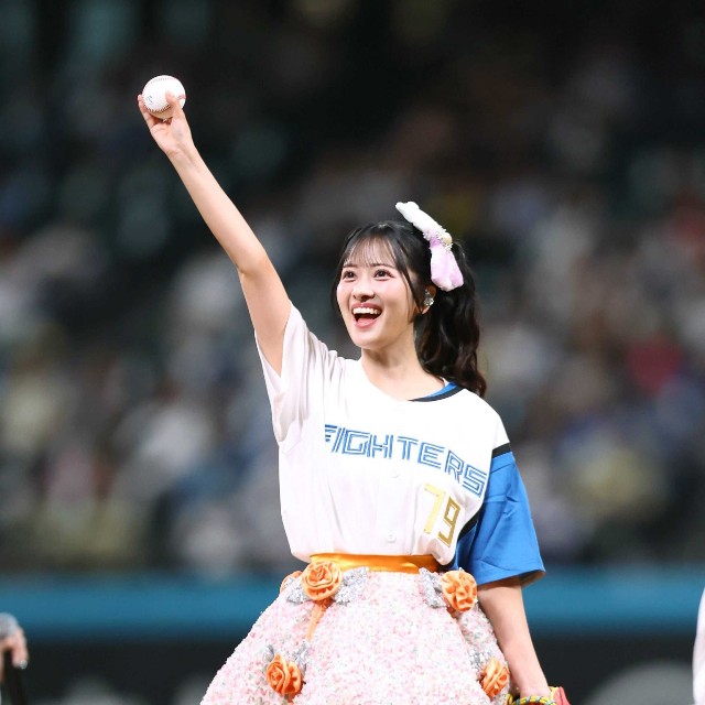 ファーストピッチセレモニーに登場したSWEET STEADY・庄司なぎさ=エスコンフィールド北海道