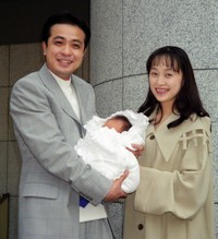 長男を披露する中山秀征（左）と白城あやか＝1999年