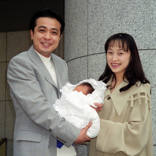 長男を披露する中山秀征（左）と白城あやか＝1999年